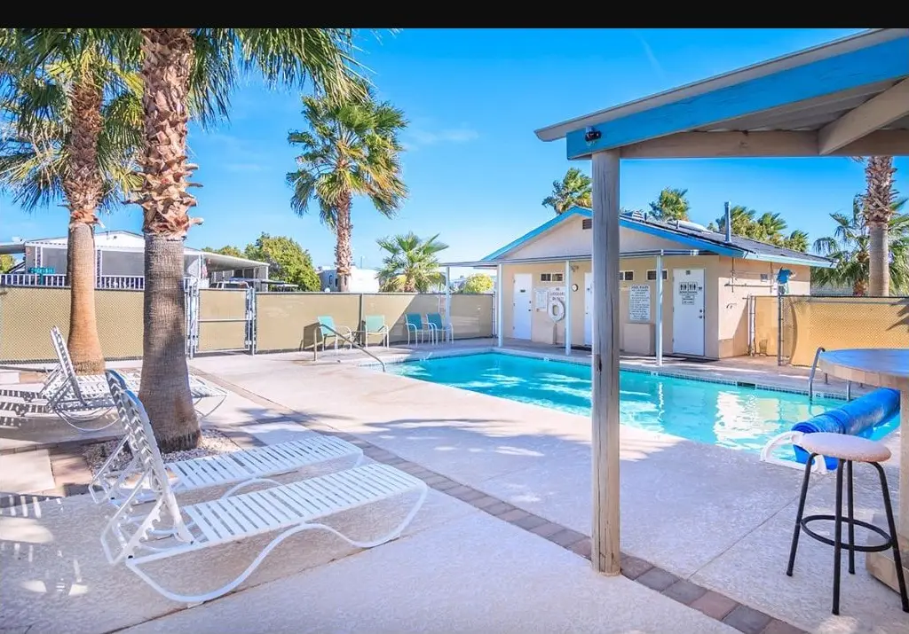 Swimming pool and palm trees at Desert View RV Resort in Needles, California