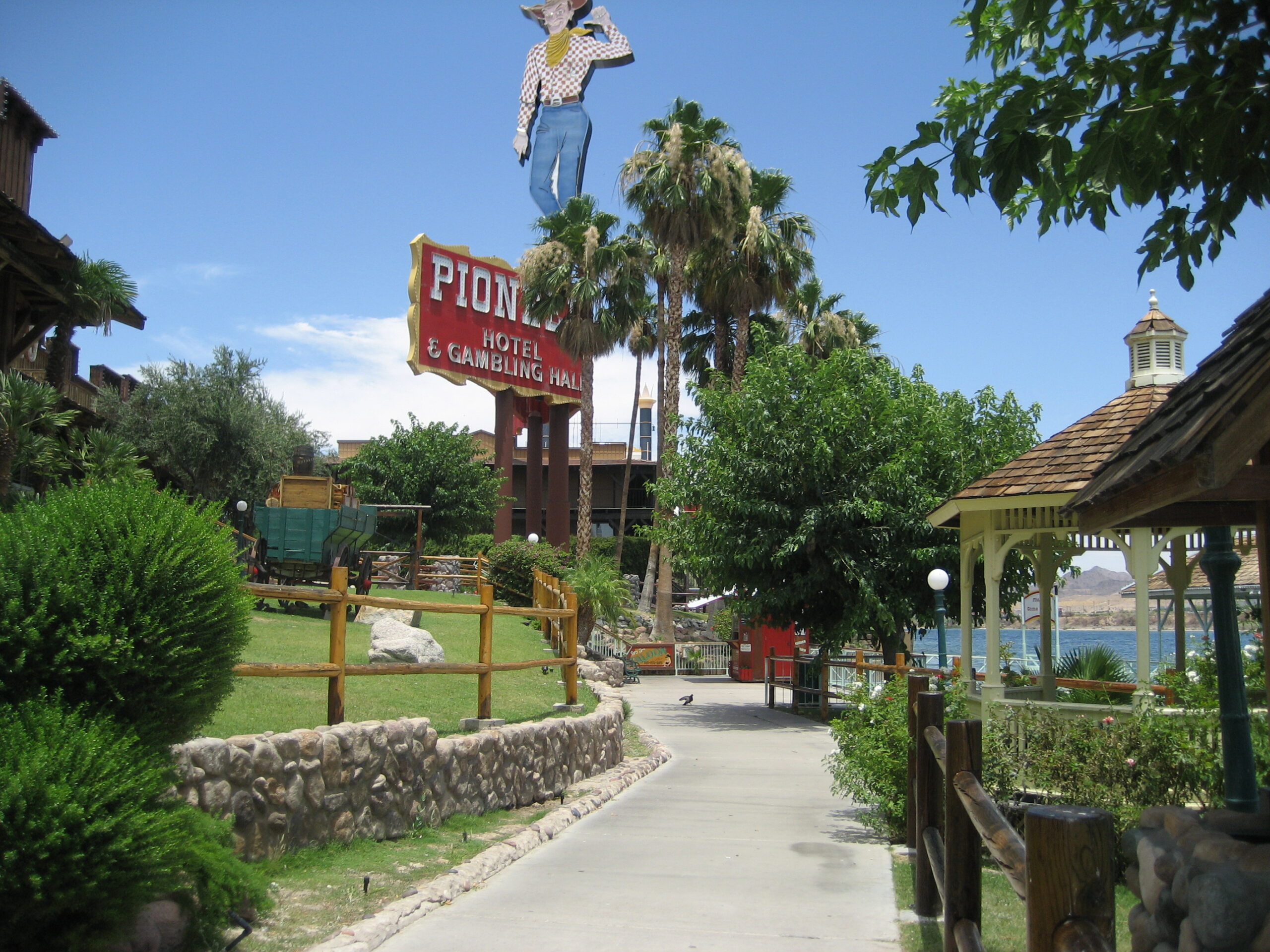 new-pioneer-hotel-gambling-hall-laughlin